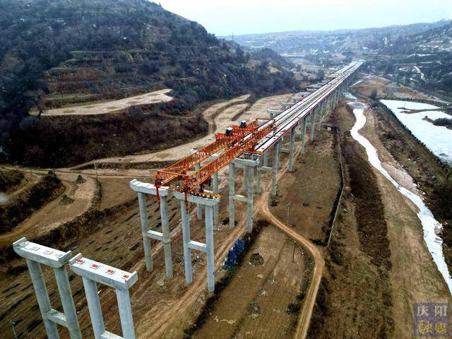 【攝影報道】G671線合水(太白)至華池公路工程建設(shè)熱潮涌:公路工程
