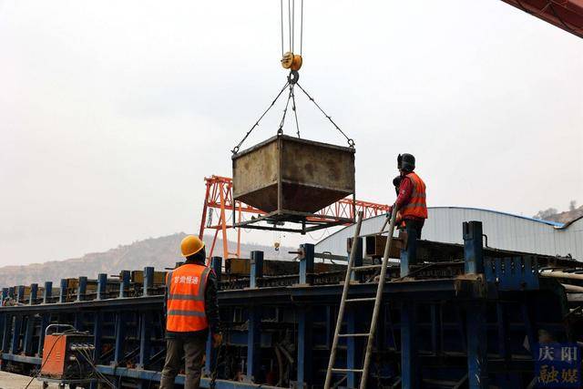 【攝影報道】G671線合水(太白)至華池公路工程建設(shè)熱潮涌:公路工程
