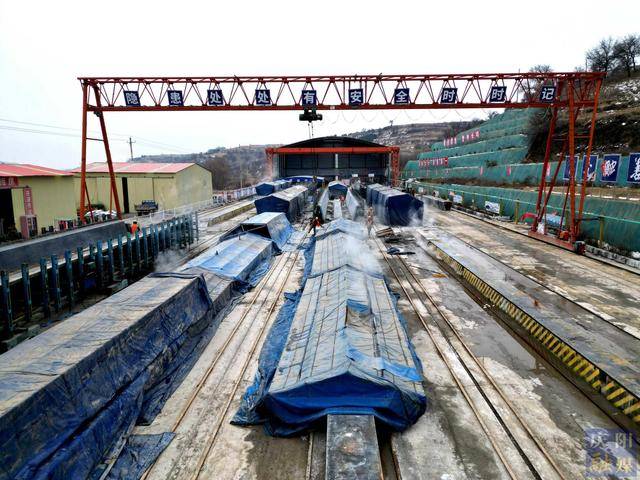 【攝影報道】G671線合水(太白)至華池公路工程建設(shè)熱潮涌:公路工程
