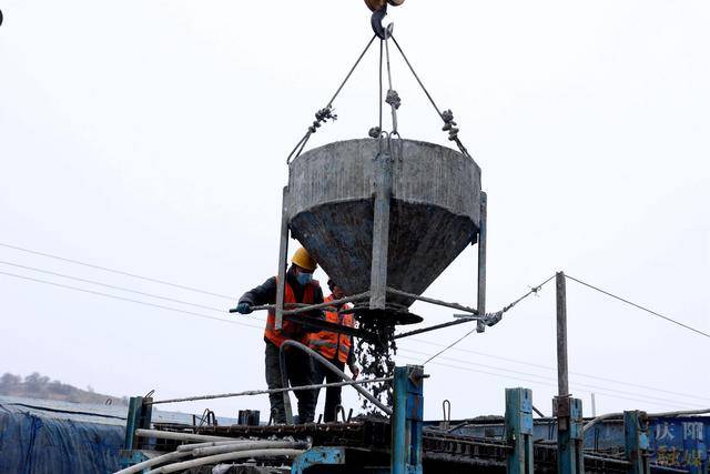 【攝影報道】G671線合水(太白)至華池公路工程建設(shè)熱潮涌:公路工程
